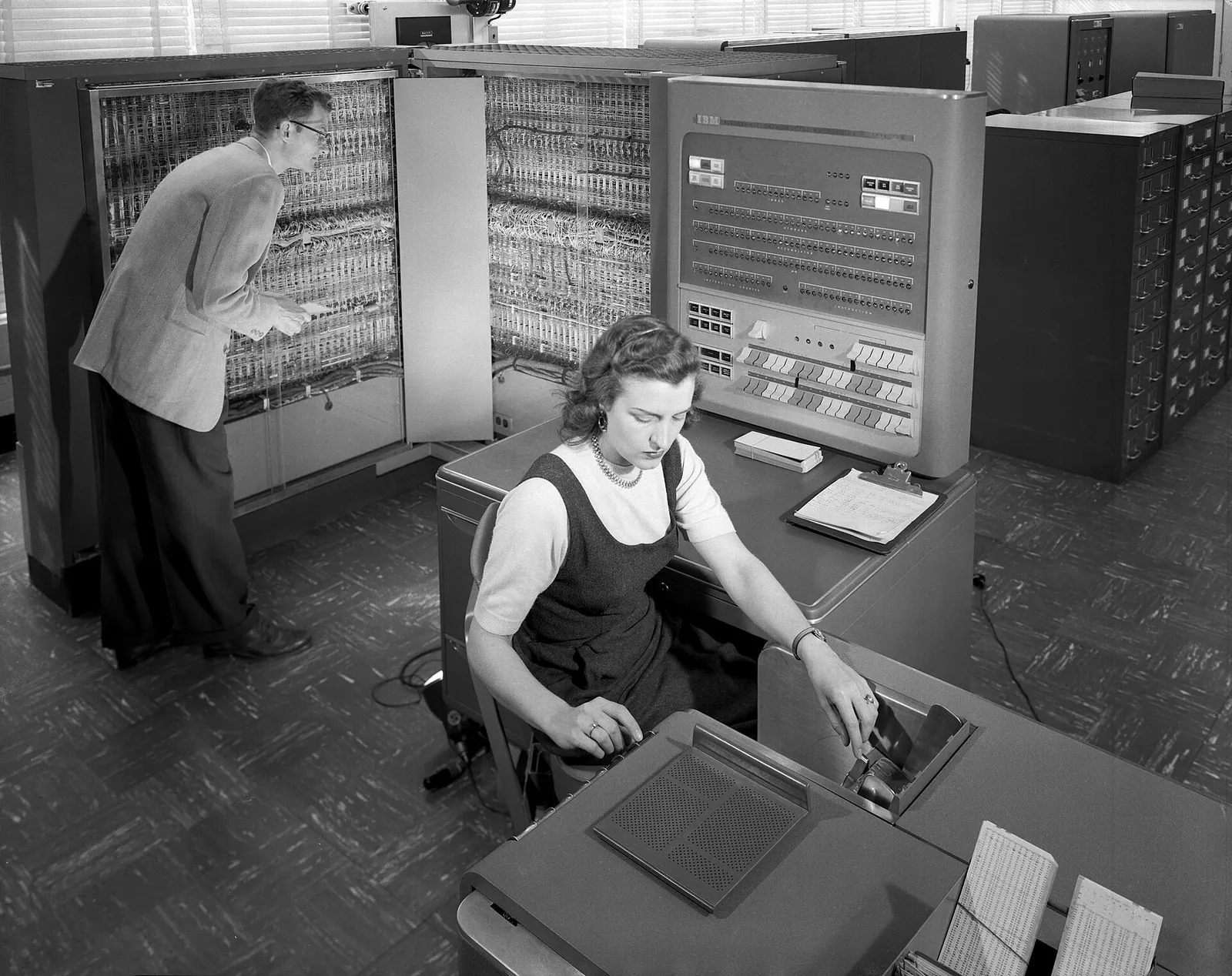 Máy tính IBM 704 thập niên 1950, nơi trình biên dịch Fortran đầu tiên ra đời