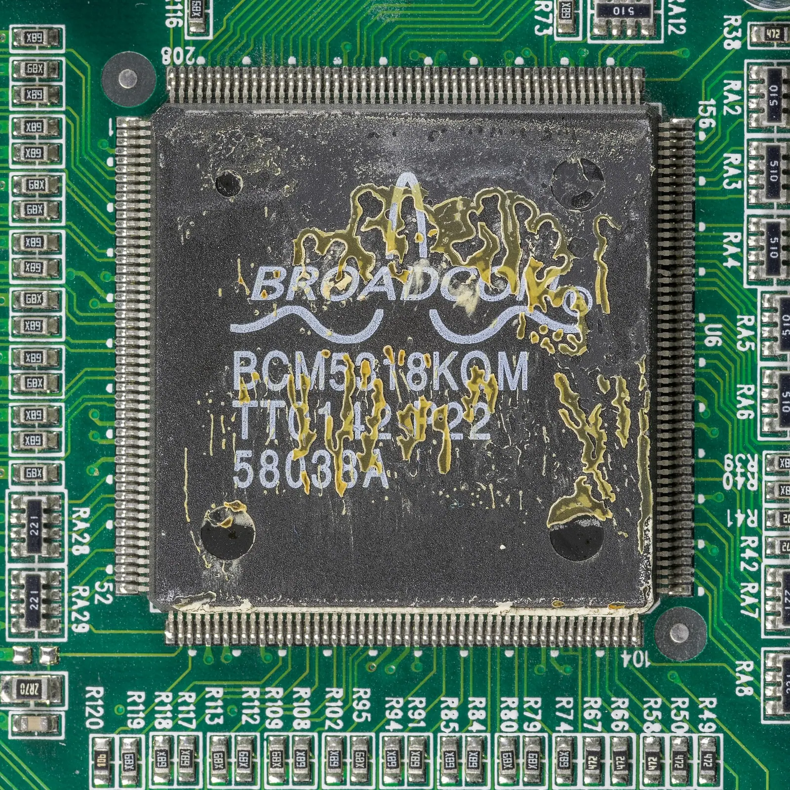 Cận cảnh chip chuyển mạch Broadcom trên bo mạch của một switch Ethernet