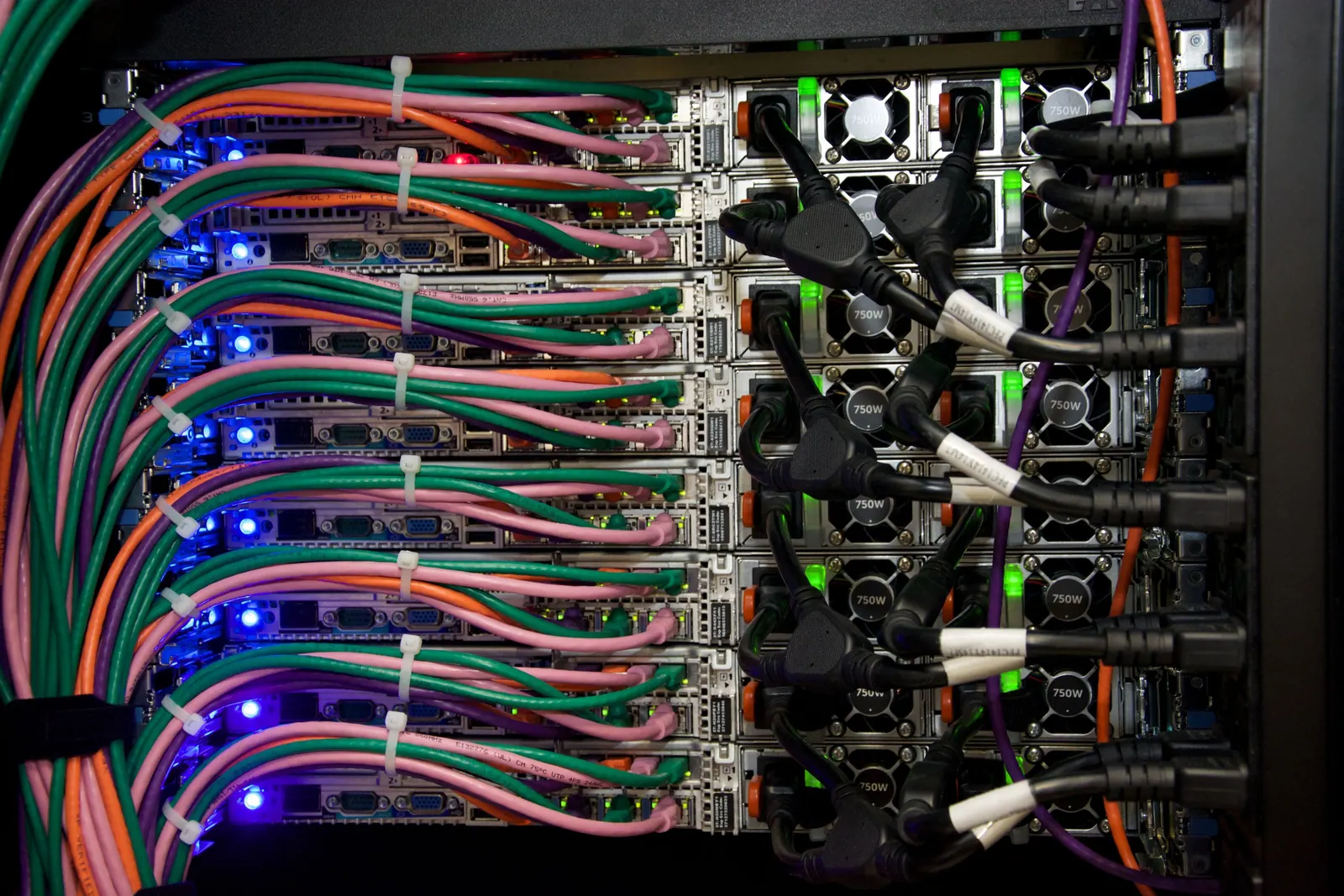 Mặt sau tủ máy chủ chằng chịt dây mạng, mỗi sợi đứt là một kết nối WebSocket phải tự nối lại