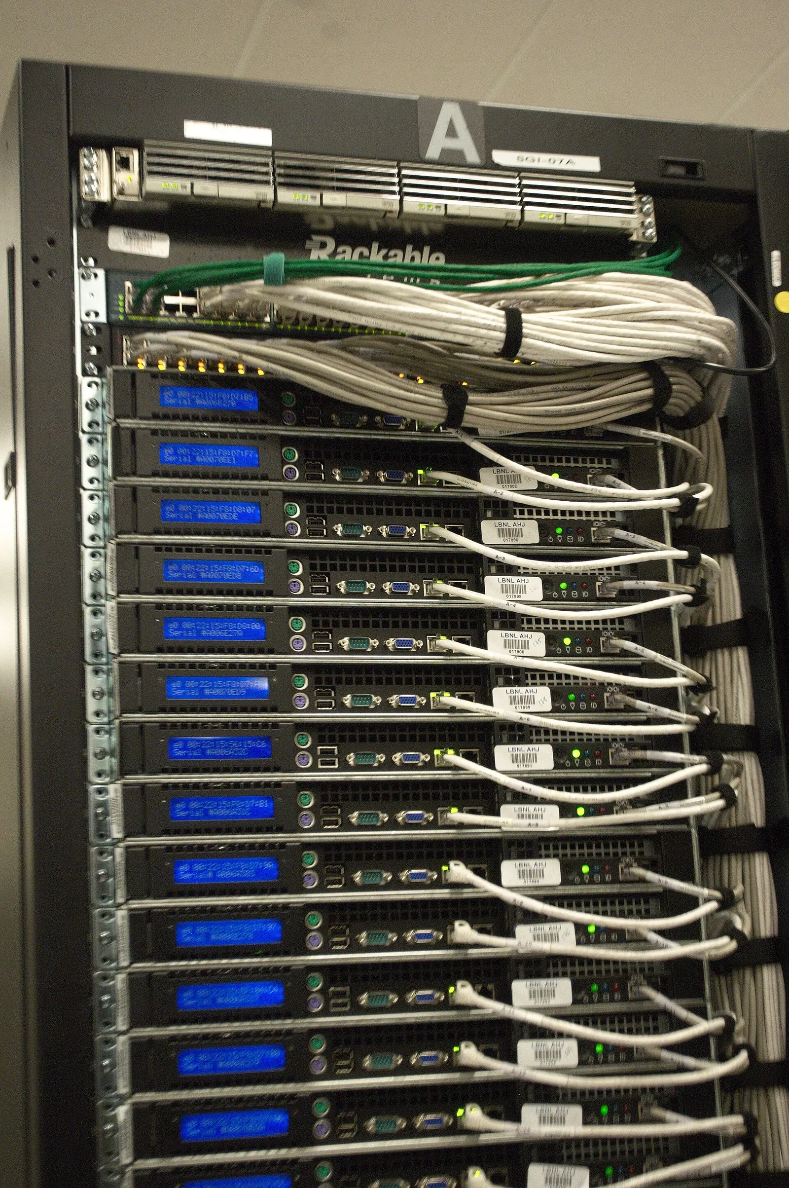 Một tủ rack xếp kín các server 1U với cáp mạng gom gọn sang một bên