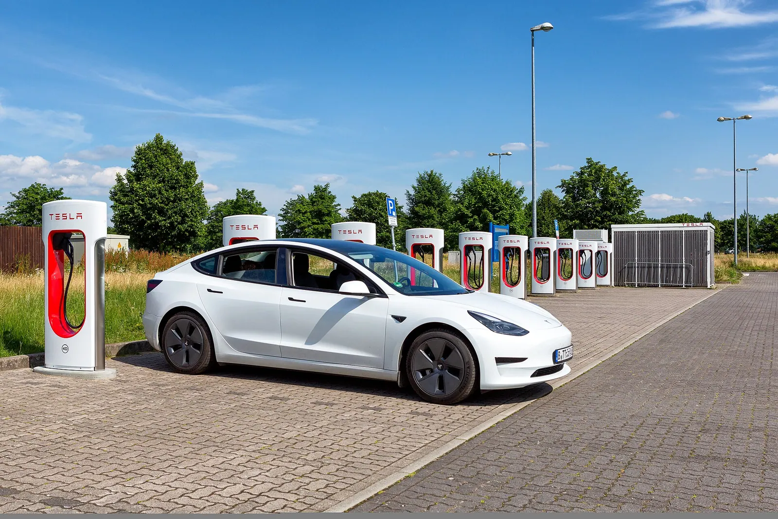 Tesla Model 3 đỗ cạnh dãy trụ sạc nhanh Supercharger