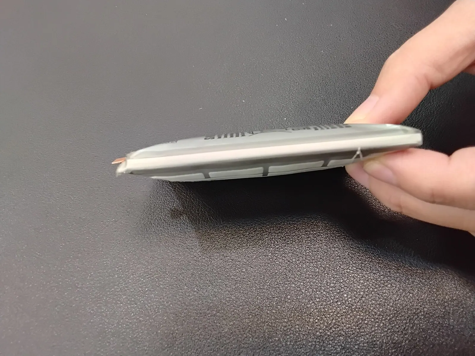 Cell pin lithium dạng túi bị phồng nhìn từ cạnh bên