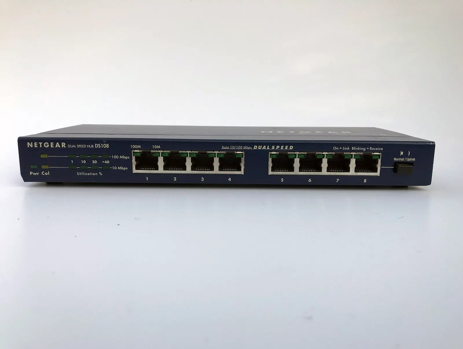 Hub Netgear DS108 tám cổng với đèn báo tốc độ và đèn Col báo va chạm