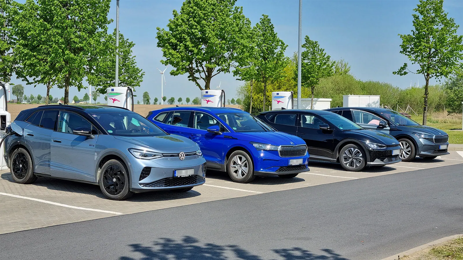Nhiều mẫu xe điện khác nhau cùng đỗ sạc tại một trạm sạc nhanh