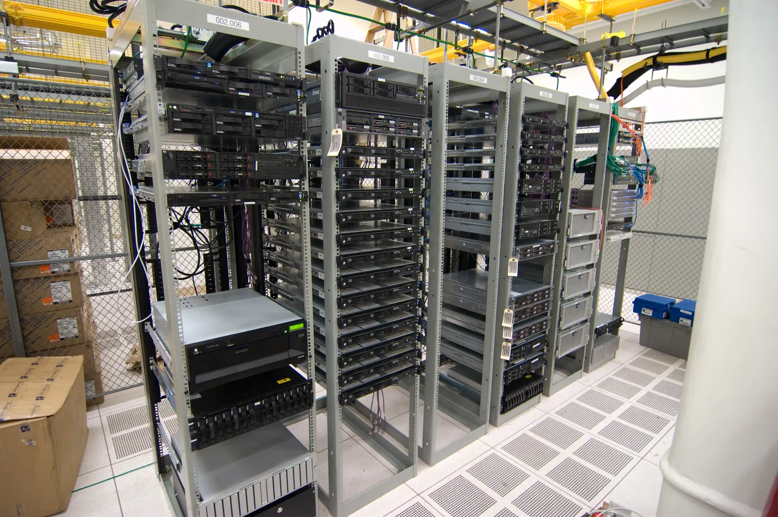 Những tủ rack chứa máy chủ trong phòng máy, mỗi khay là một server riêng