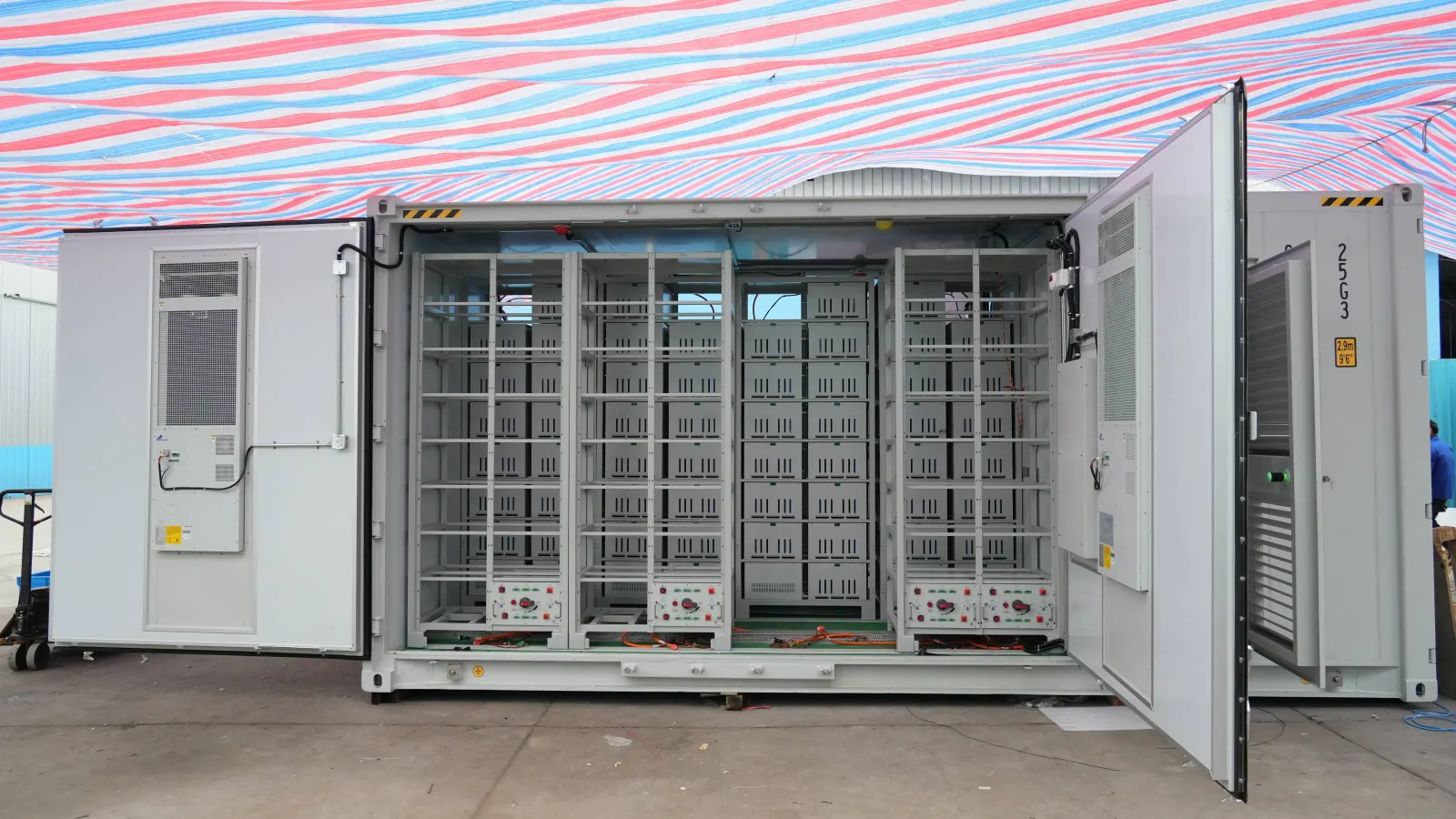 Container lưu trữ điện chứa nhiều tủ pin xếp thành hàng, cửa mở