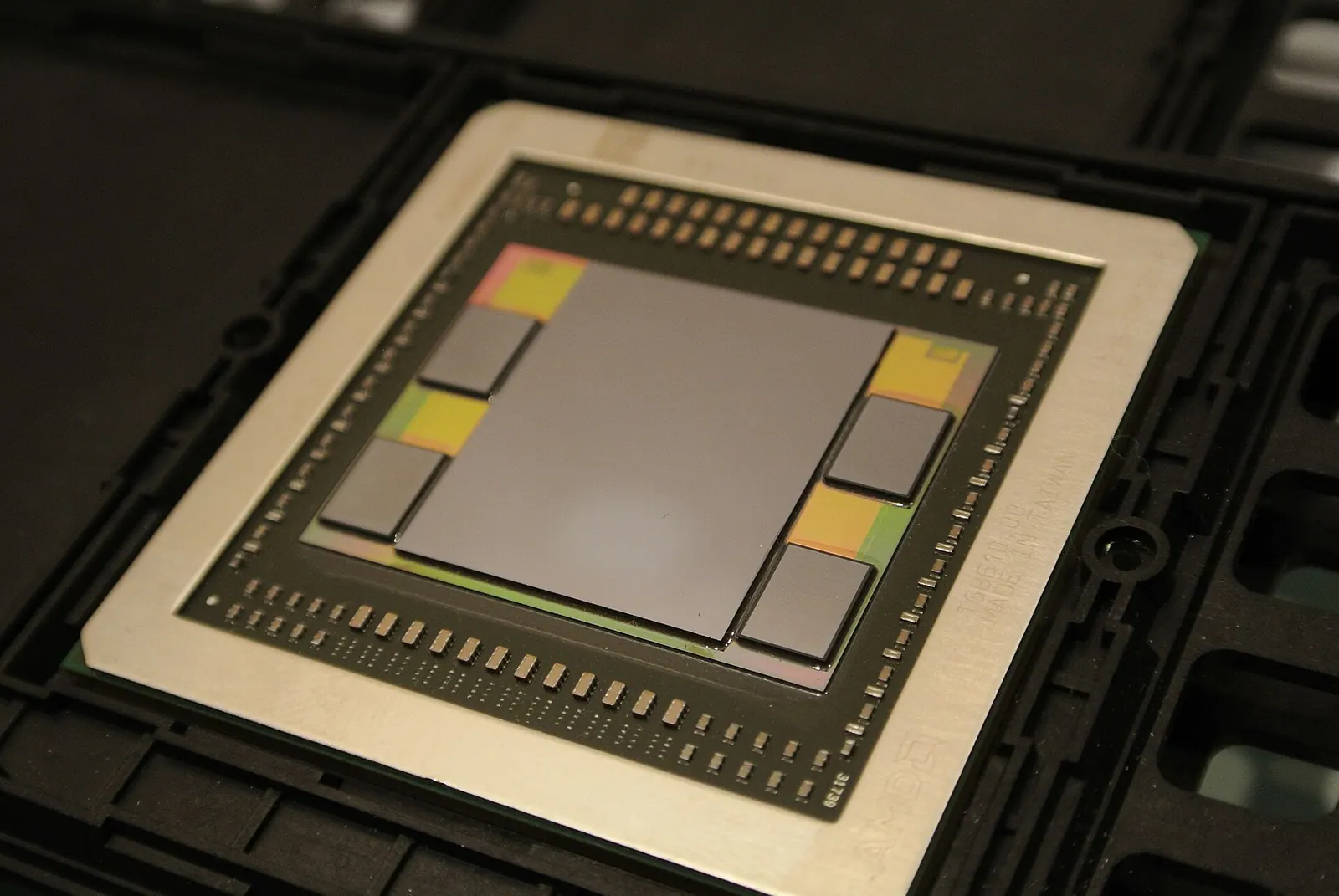 Gói chip GPU với lõi xử lý lớn ở giữa và bốn khối bộ nhớ HBM xếp chồng đặt sát bên
