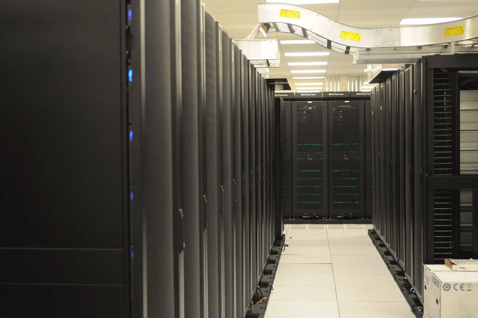 Hành lang tủ rack trong trung tâm dữ liệu, nơi các máy chủ thật nằm phía sau reverse proxy