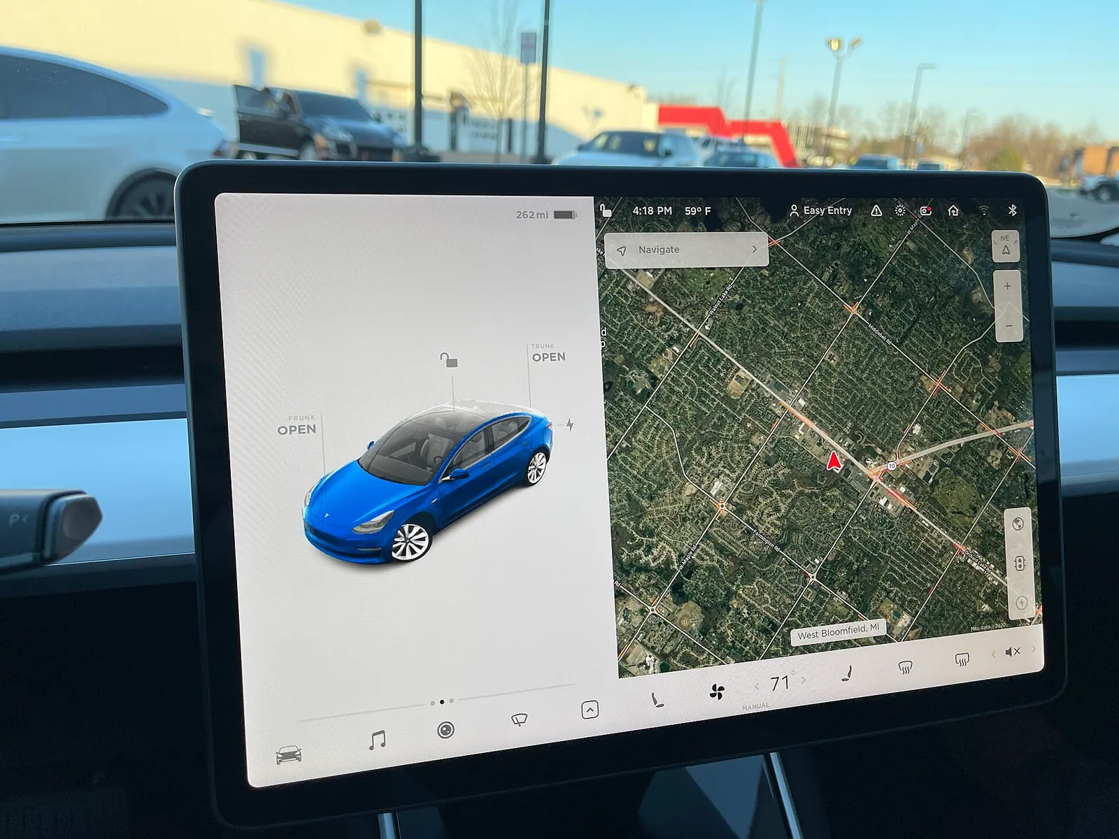 Màn hình trung tâm Tesla Model 3 hiển thị bản đồ dẫn đường và quãng đường ước tính còn lại 262 dặm