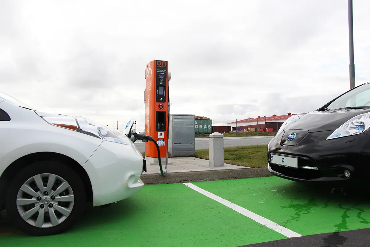 Hai chiếc Nissan Leaf đang đỗ tại trụ sạc nhanh màu cam ở Iceland
