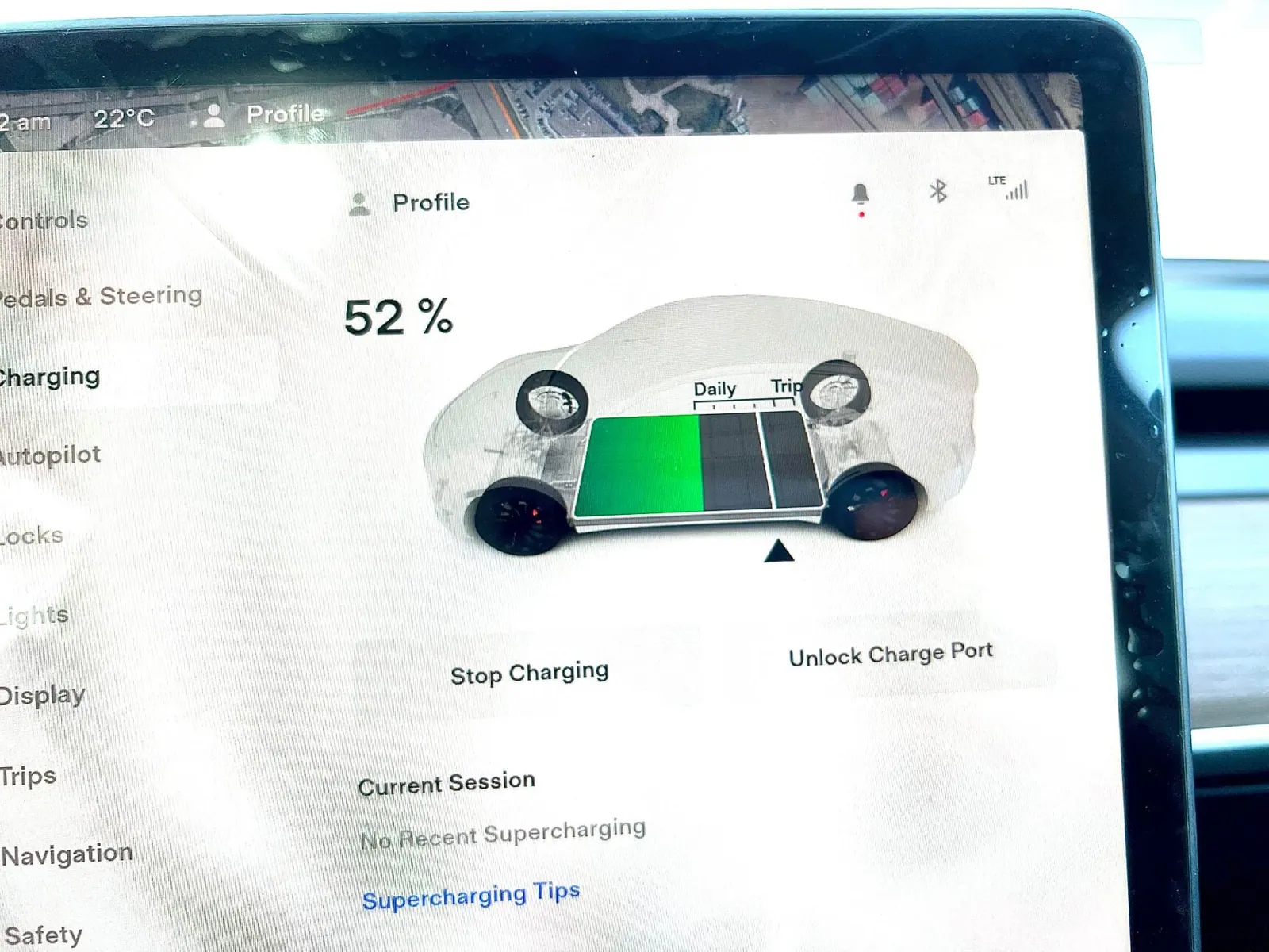 Màn hình sạc Tesla với thanh giới hạn chia vùng Daily và Trip