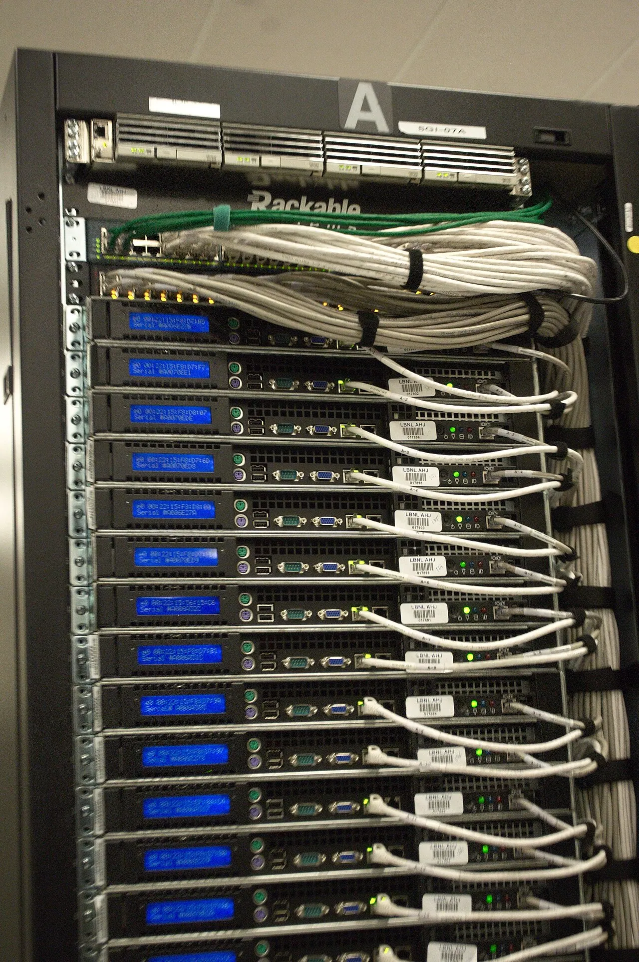Tủ rack máy chủ vật lý với dãy server và cáp mạng, nơi nhân Linux của máy chủ ảo hoá đang chạy