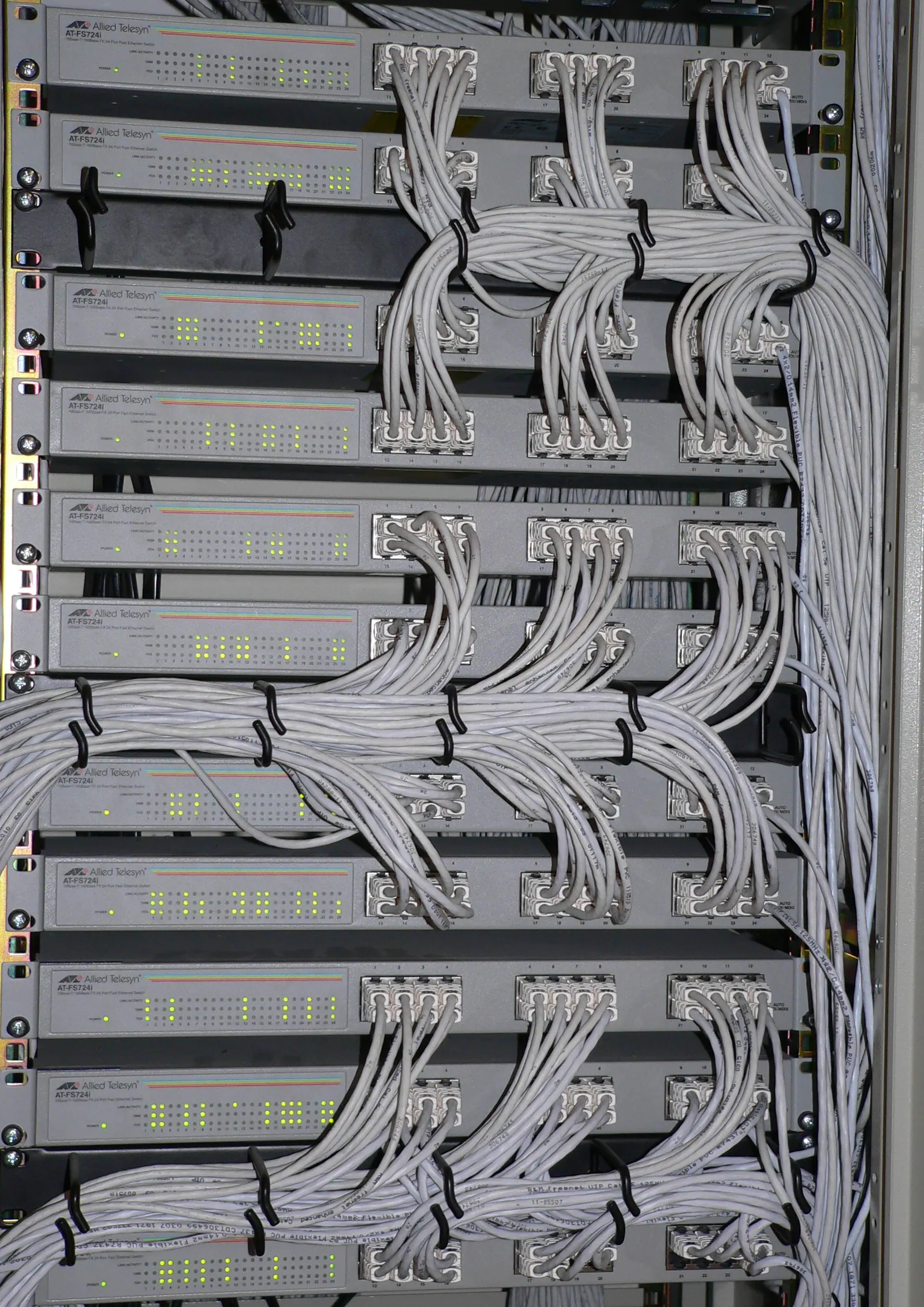 Tủ rack xếp chồng nhiều switch mạng, cáp được bó gọn theo từng cụm cổng