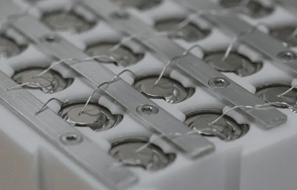Cận cảnh các cell pin trụ nối với thanh dẫn bằng những sợi dây hàn nhỏ đóng vai trò cầu chì