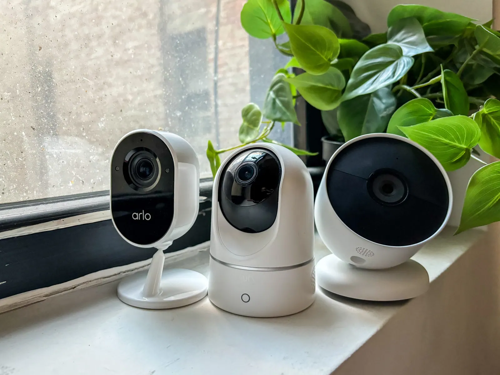 Ba camera an ninh thông minh đặt trên bậu cửa sổ
