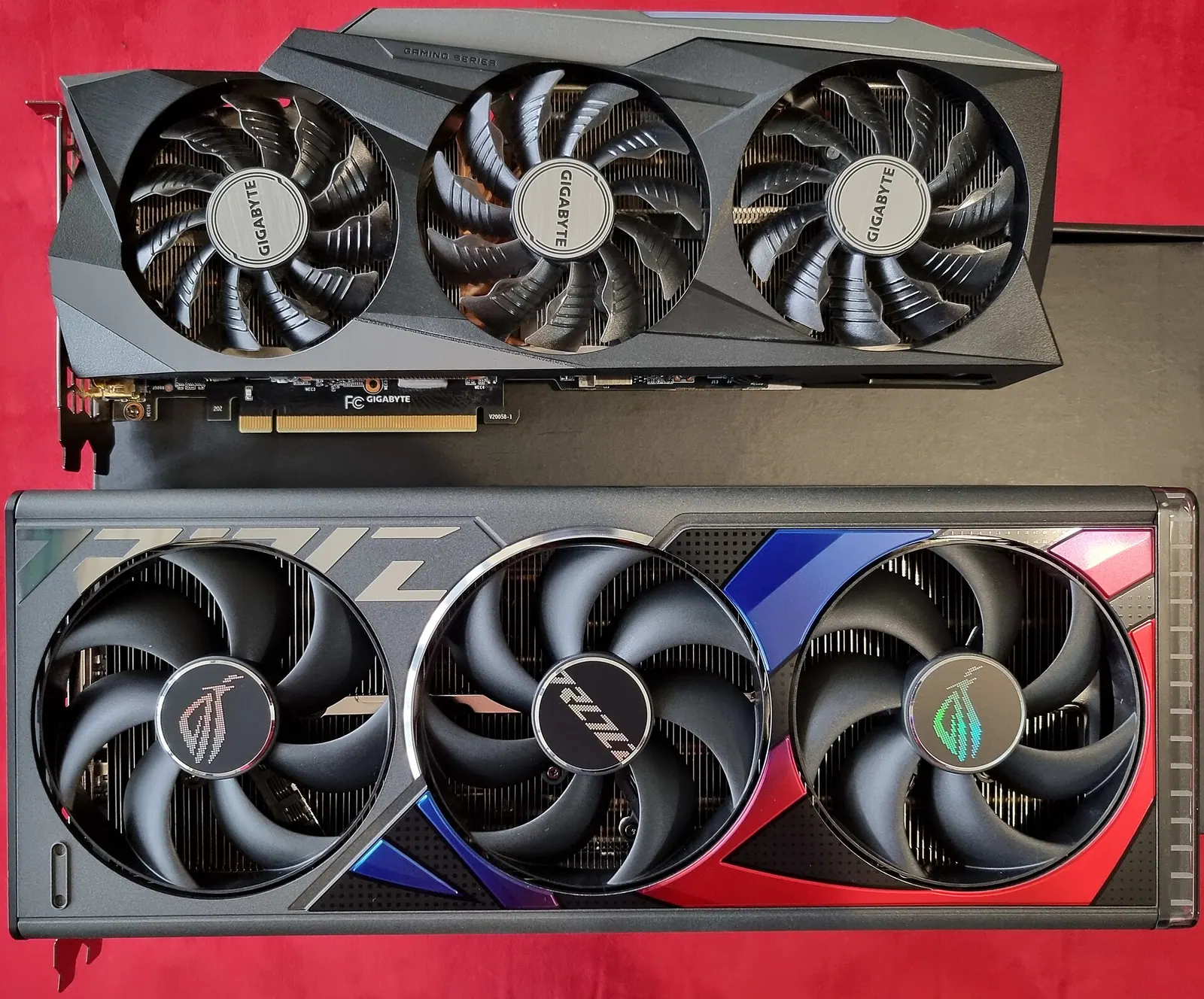 Card đồ hoạ RTX 3090 (trên) đặt cạnh RTX 4090 (dưới) với ba quạt tản nhiệt lớn