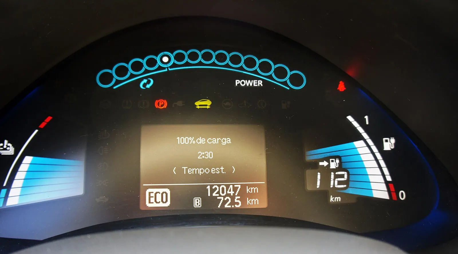 Cụm đồng hồ xe điện Nissan Leaf hiển thị quãng đường ước tính còn lại 112 km bên cạnh thanh mức pin