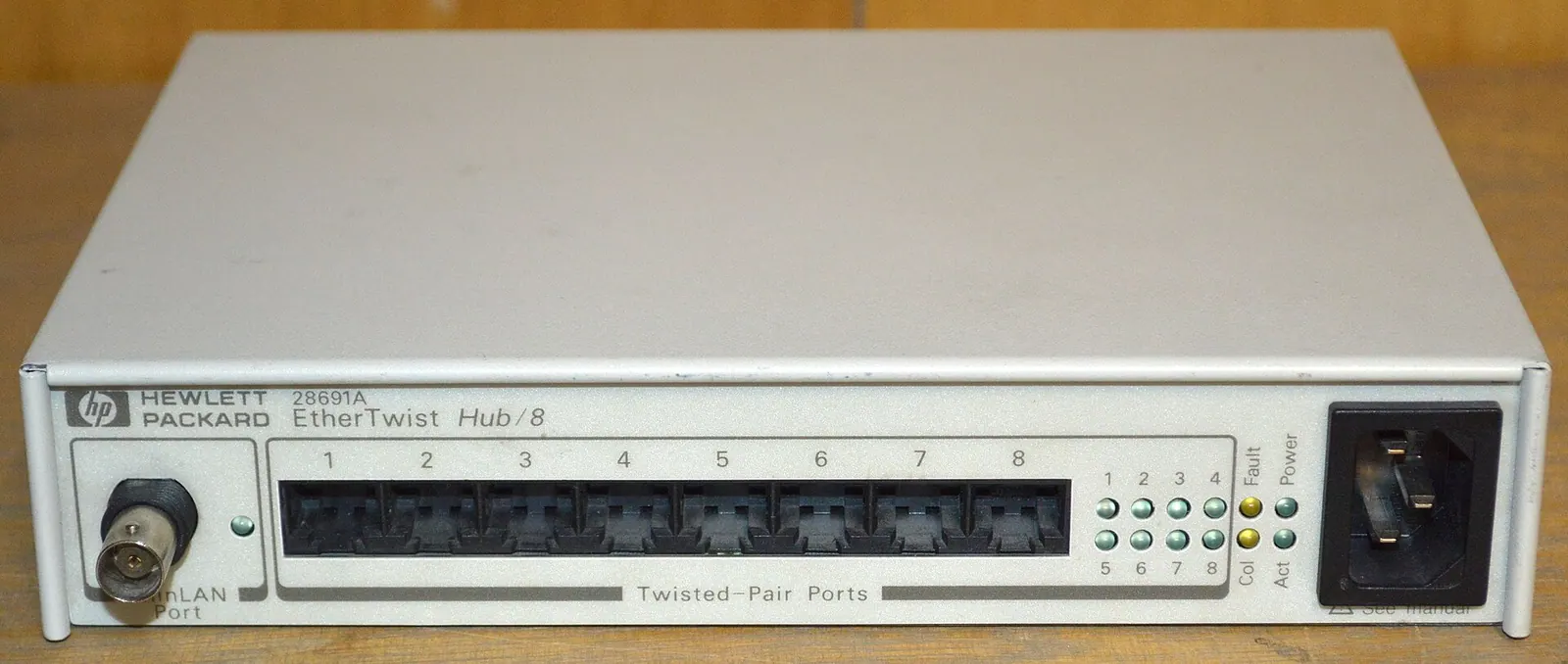 Hub HP EtherTwist Hub/8 đời cũ với tám cổng xoắn đôi và đèn Col, Act