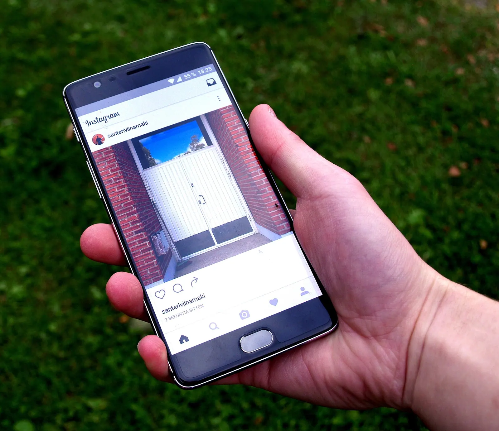 Điện thoại Android đang mở một ứng dụng mạng xã hội