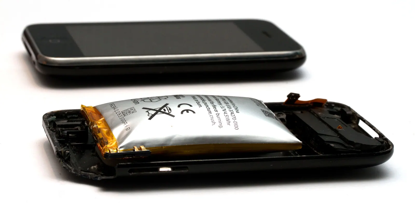 Pin lithium polymer bị phồng nặng bên trong điện thoại cũ