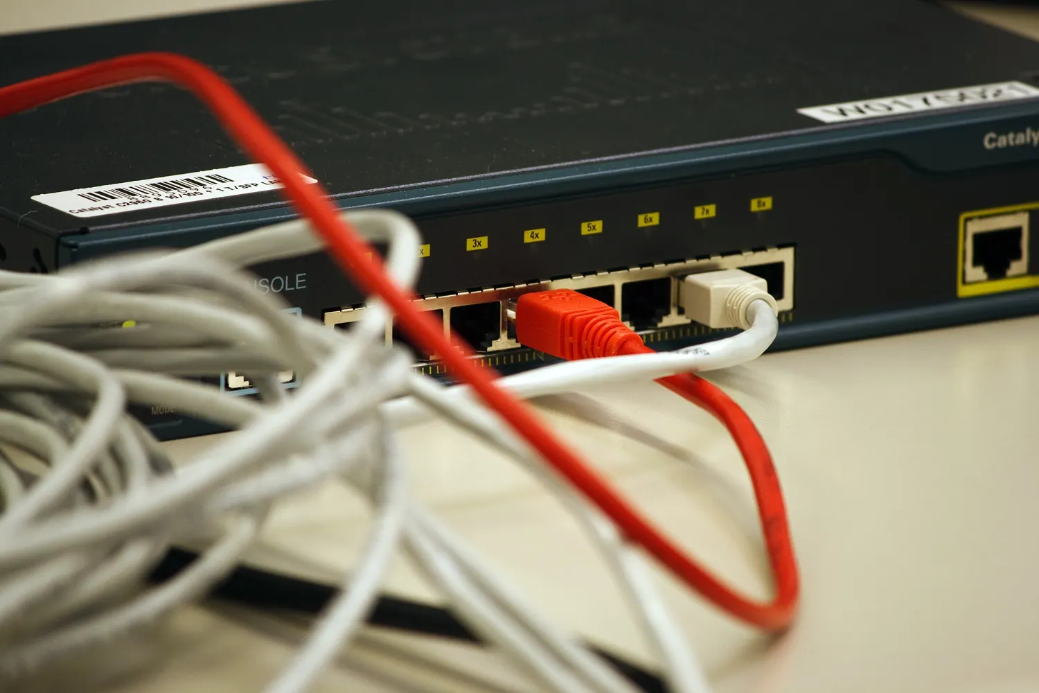 Cáp mạng chằng chịt cắm vào switch, minh hoạ những lớp trung gian mà request phải đi qua