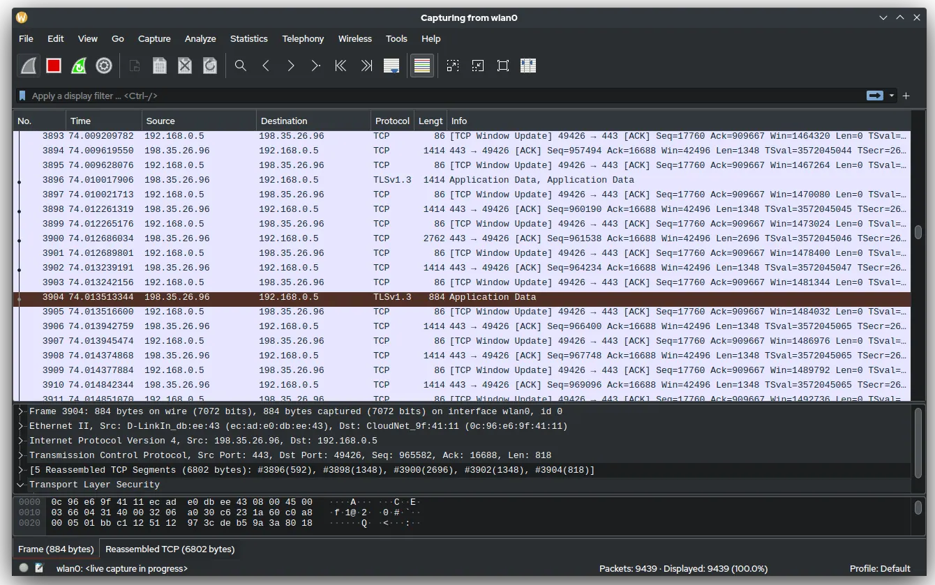 Giao diện Wireshark đang bắt gói tin, hiển thị địa chỉ nguồn, đích và giao thức từng gói