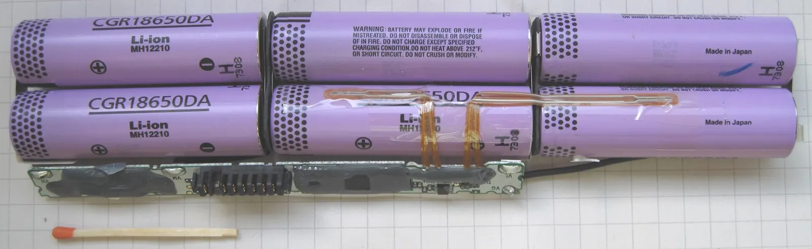 Pin laptop tháo vỏ: sáu cell 18650 và mạch BMS dạng thanh dài phía dưới