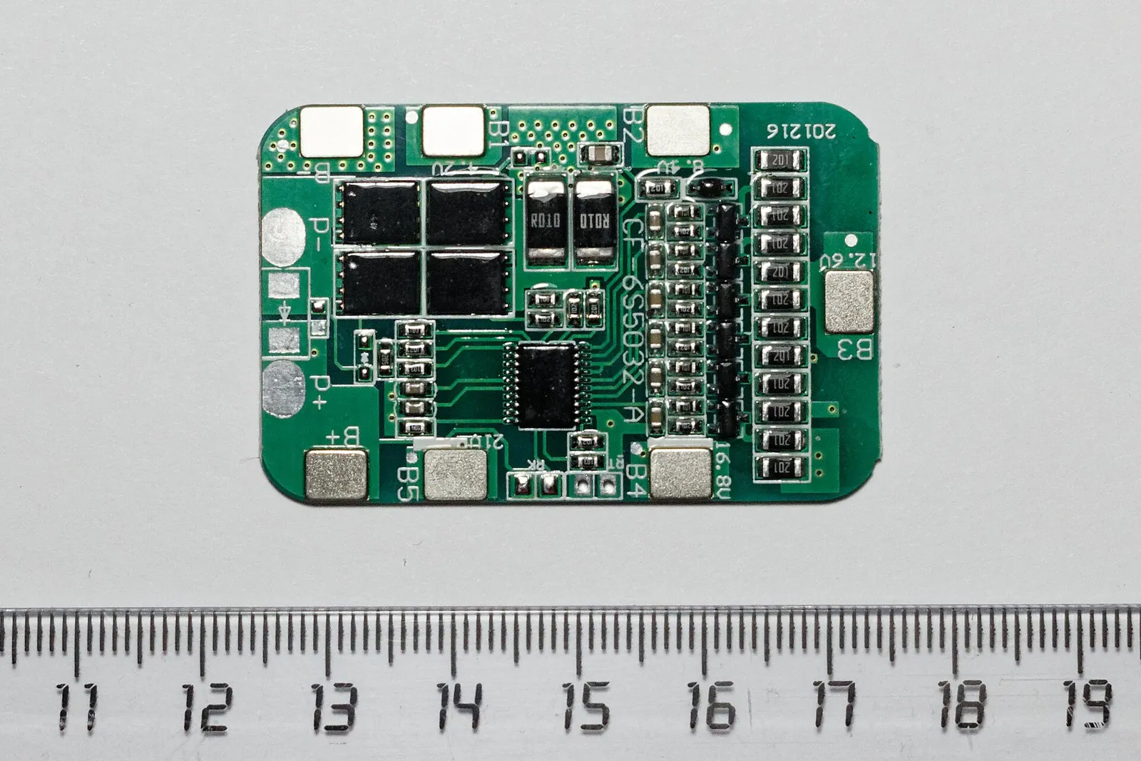Mạch BMS 6S cho pin lithium với các MOSFET đóng ngắt và hàng điện trở cân bằng