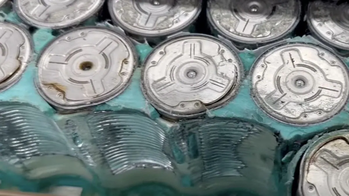 Các cell pin hình trụ xếp sát nhau bên trong một bộ pin xe điện đã được tháo ra