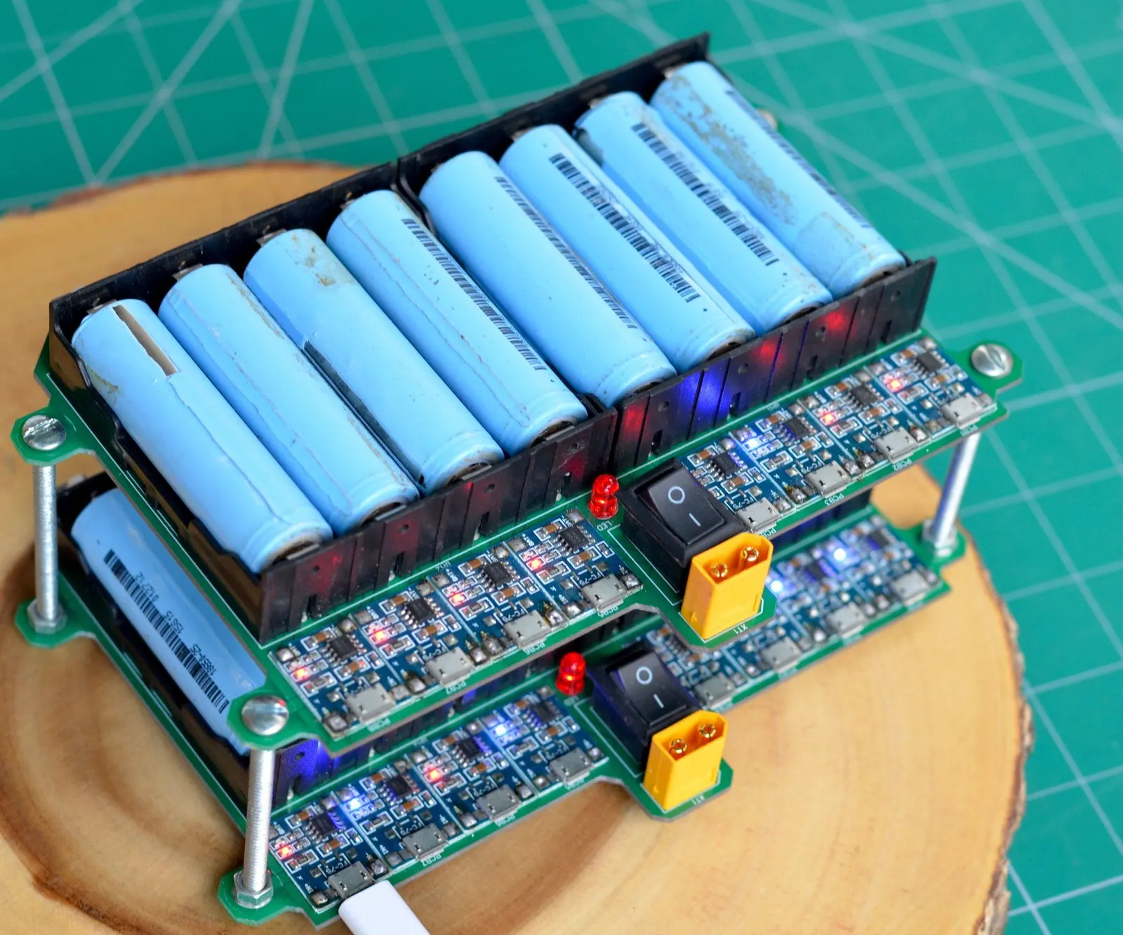 Các cell lithium-ion hình trụ xếp thành hàng trên bo mạch sạc