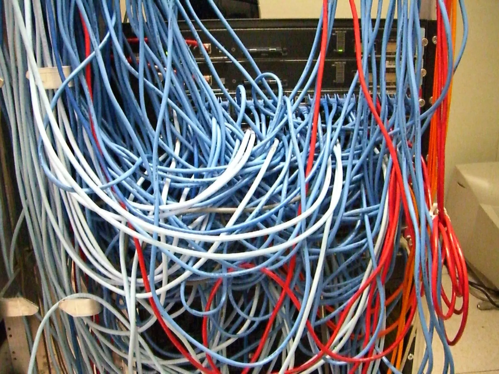 Tủ rack với hàng trăm sợi cáp mạng chằng chịt, minh hoạ luồng kết nối mà DNS và TLS phải kiểm soát