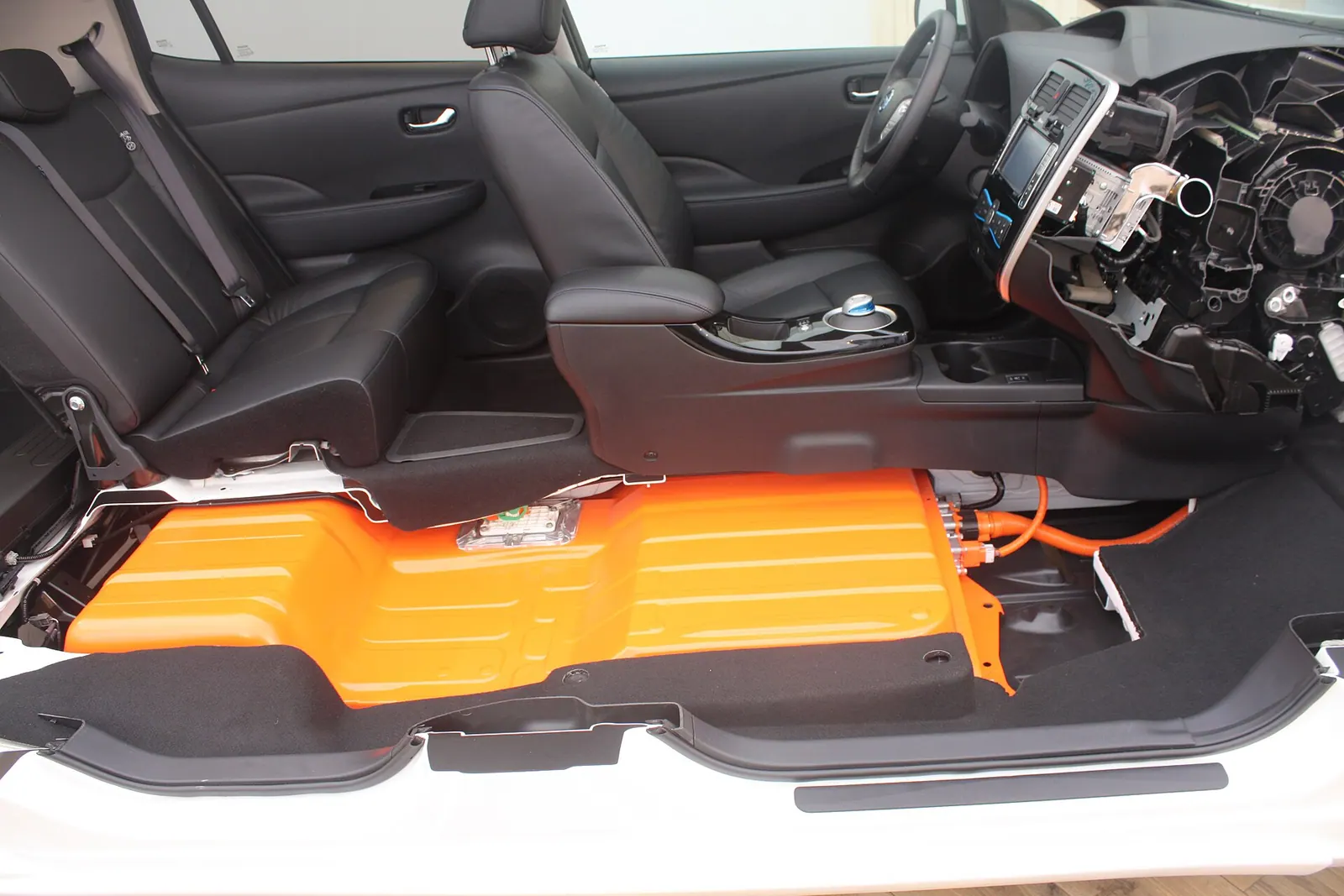 Mô hình cắt lớp Nissan Leaf, khối pin màu cam nằm dưới sàn xe