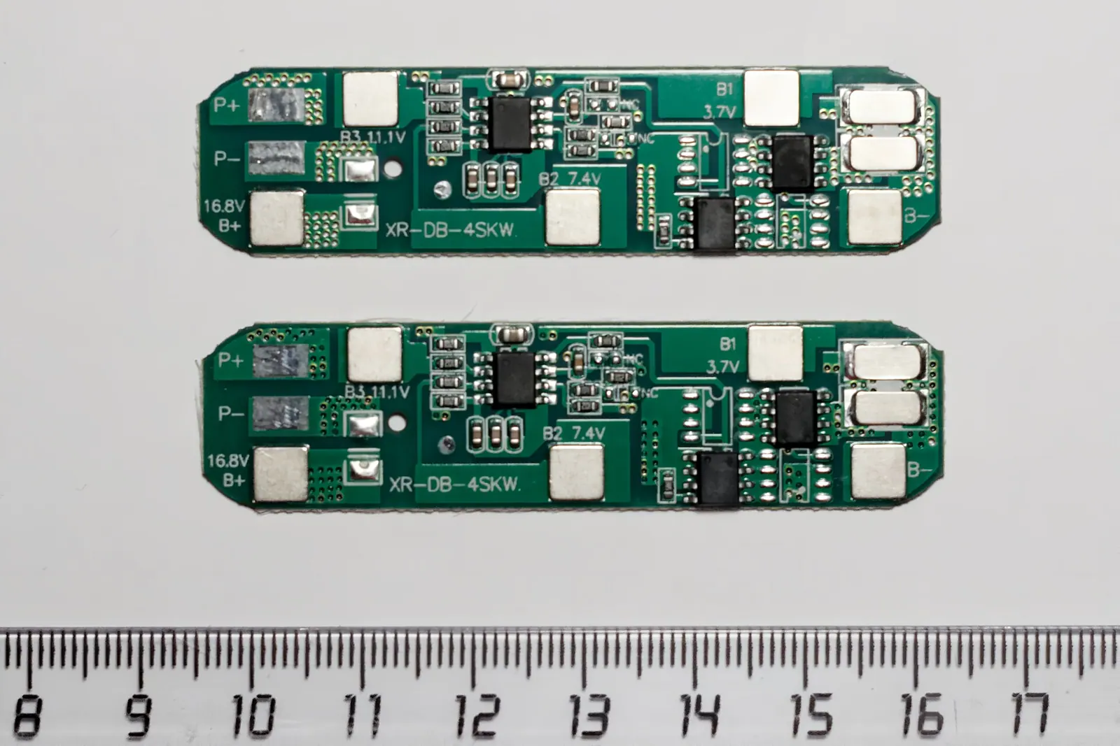 Hai bo mạch BMS loại nhỏ cho pin lithium 4 cell, có các điểm hàn B1, B2, B3 để đo điện áp từng cell