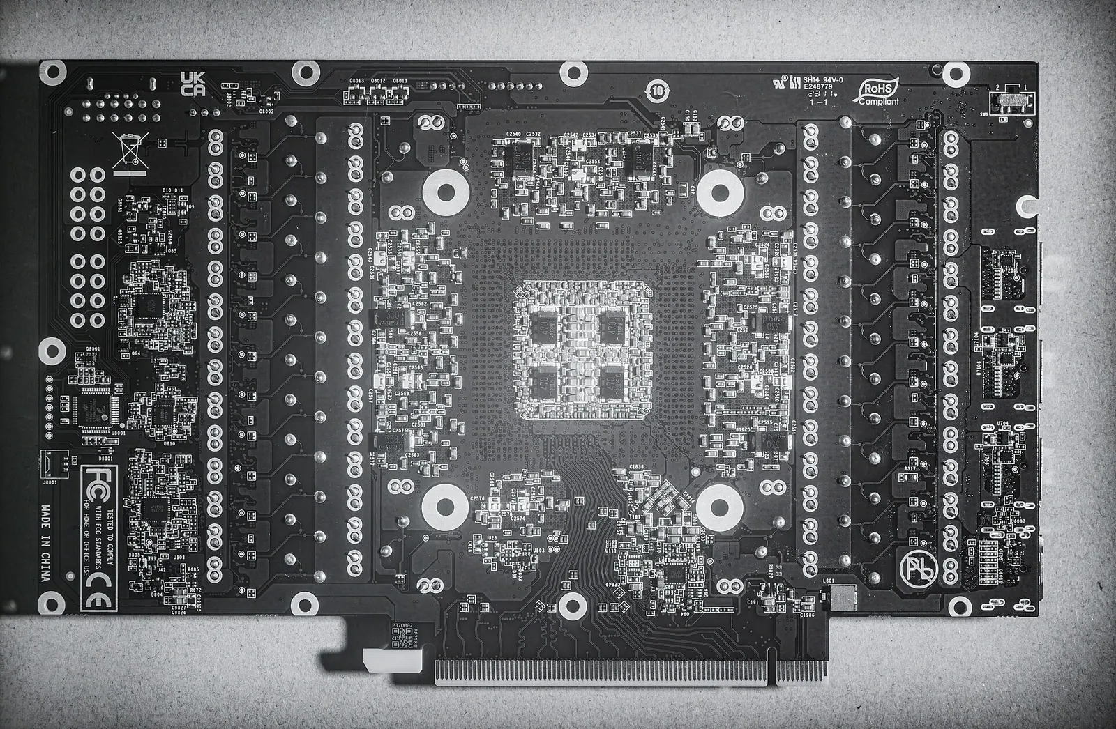 Bo mạch card đồ hoạ khi tháo tản nhiệt, các ô xung quanh khu vực chip là vị trí gắn chip nhớ VRAM