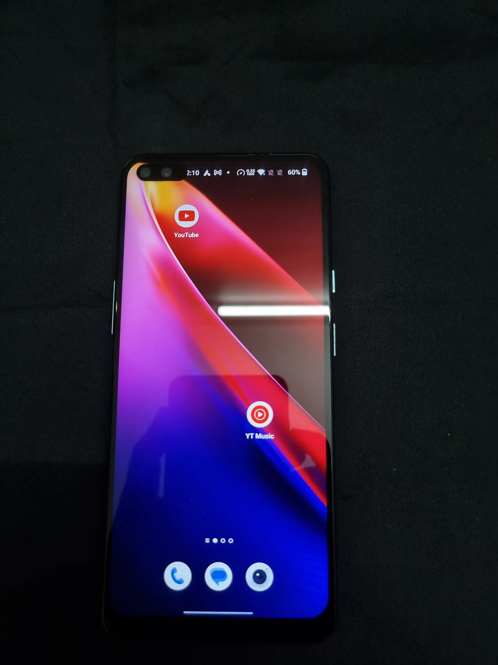 Điện thoại Android hiển thị màn hình chính