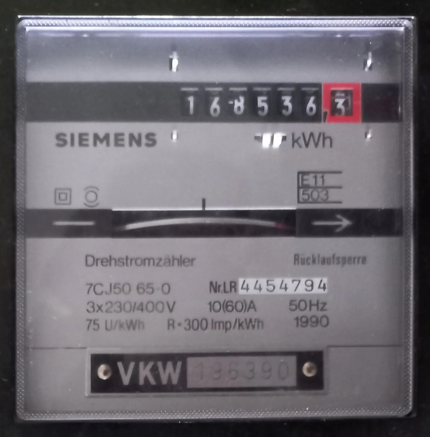 Công tơ điện cơ Siemens với dãy số đếm và đơn vị kWh