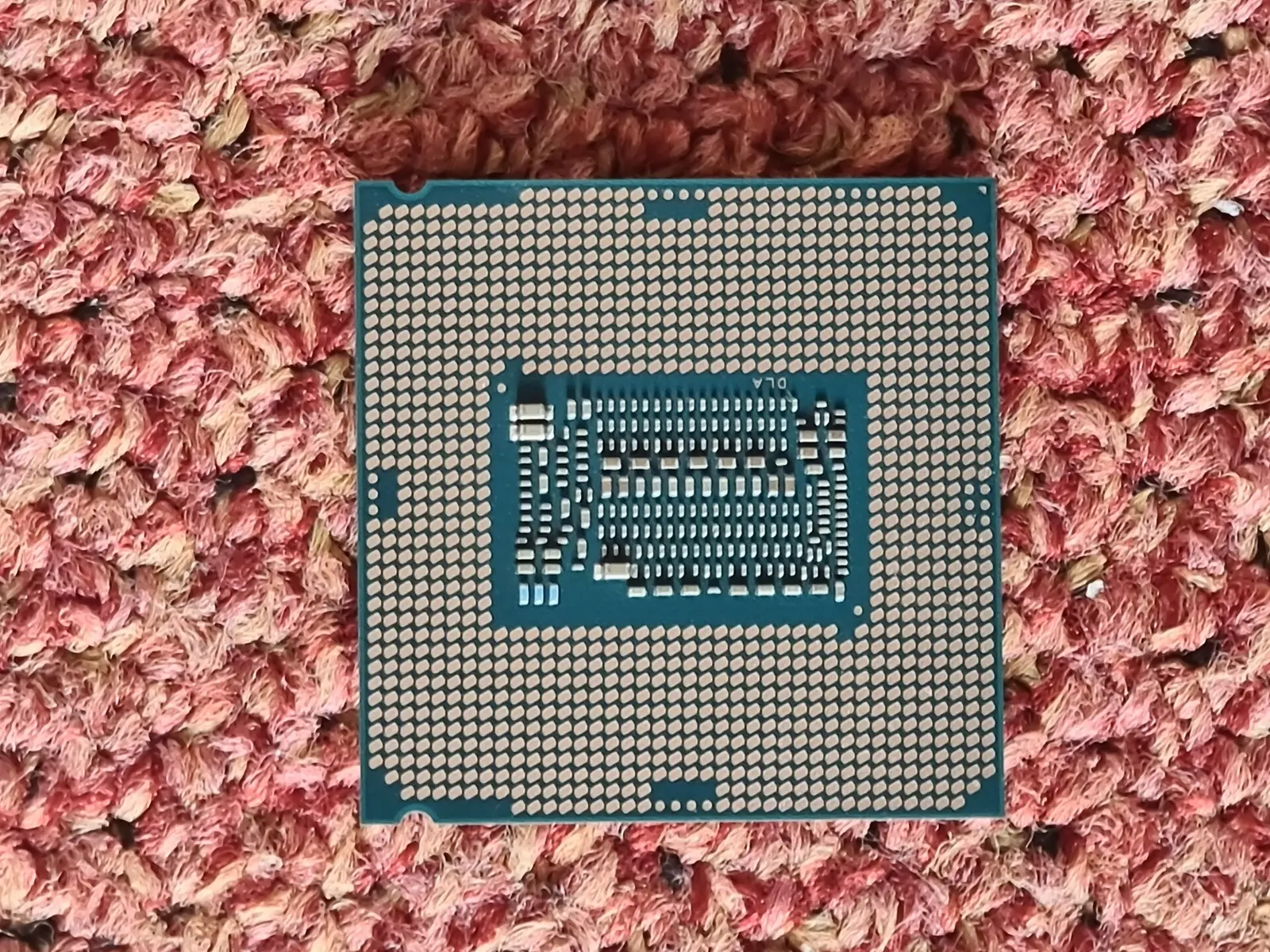 Mặt dưới một con chip CPU Intel Core i9 với hàng nghìn chân tiếp xúc
