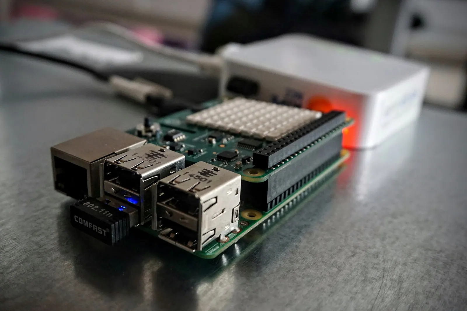 Bo mạch Raspberry Pi gắn bảng cảm biến, kiểu thiết bị IoT gửi dữ liệu liên tục