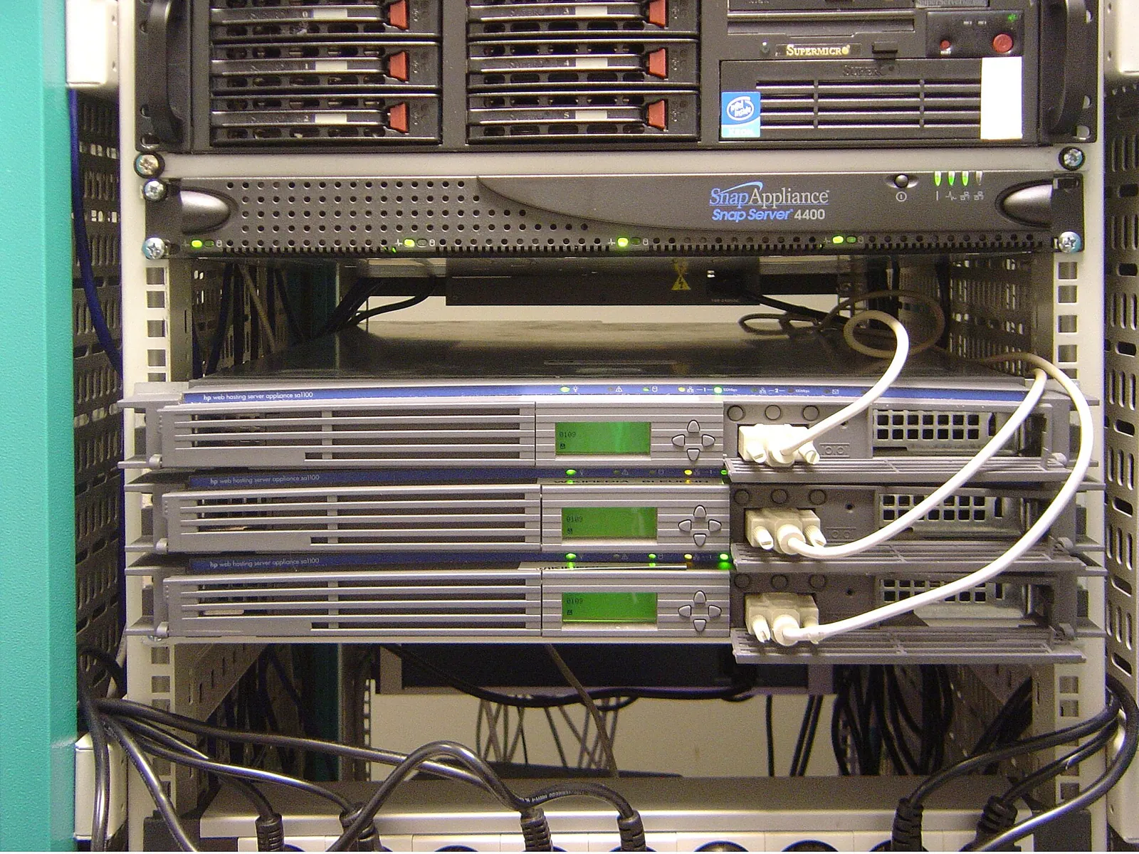 Ba máy chủ web giống hệt nhau xếp chồng trong tủ rack, cấu hình điển hình đứng sau load balancer