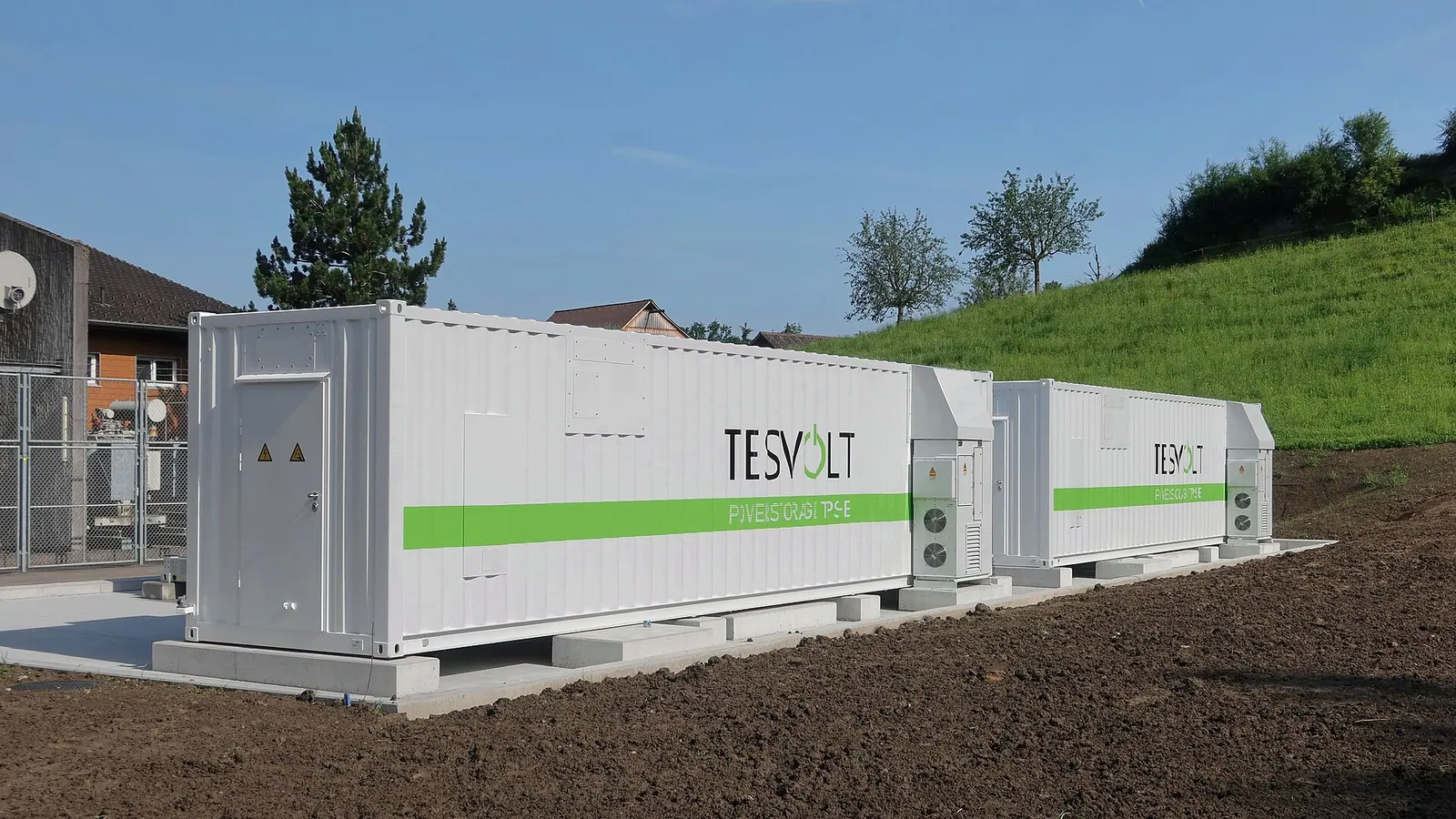Hai container hệ thống lưu trữ năng lượng bằng pin đặt ngoài trời