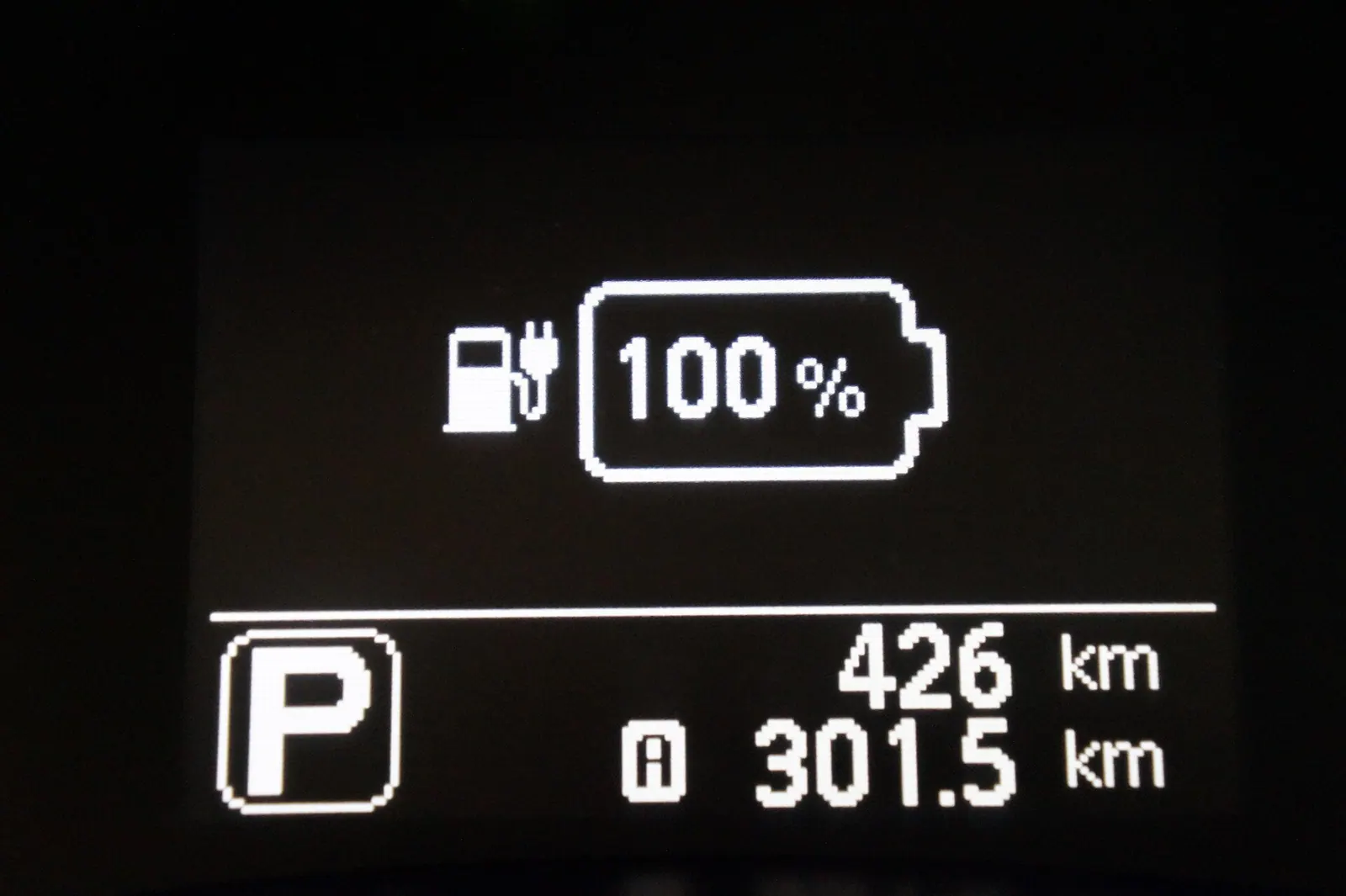 Màn hình xe điện hiển thị pin 100% khi đang đỗ