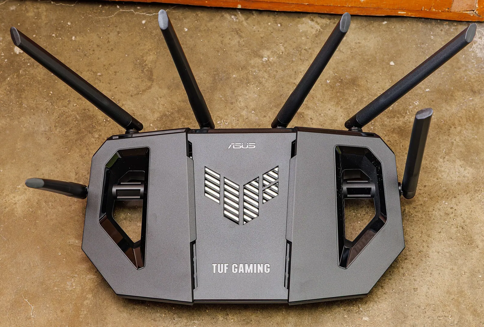 Router Wi-Fi gia đình ASUS TUF Gaming với nhiều ăng-ten, thiết bị hoạt động ở tầng Mạng