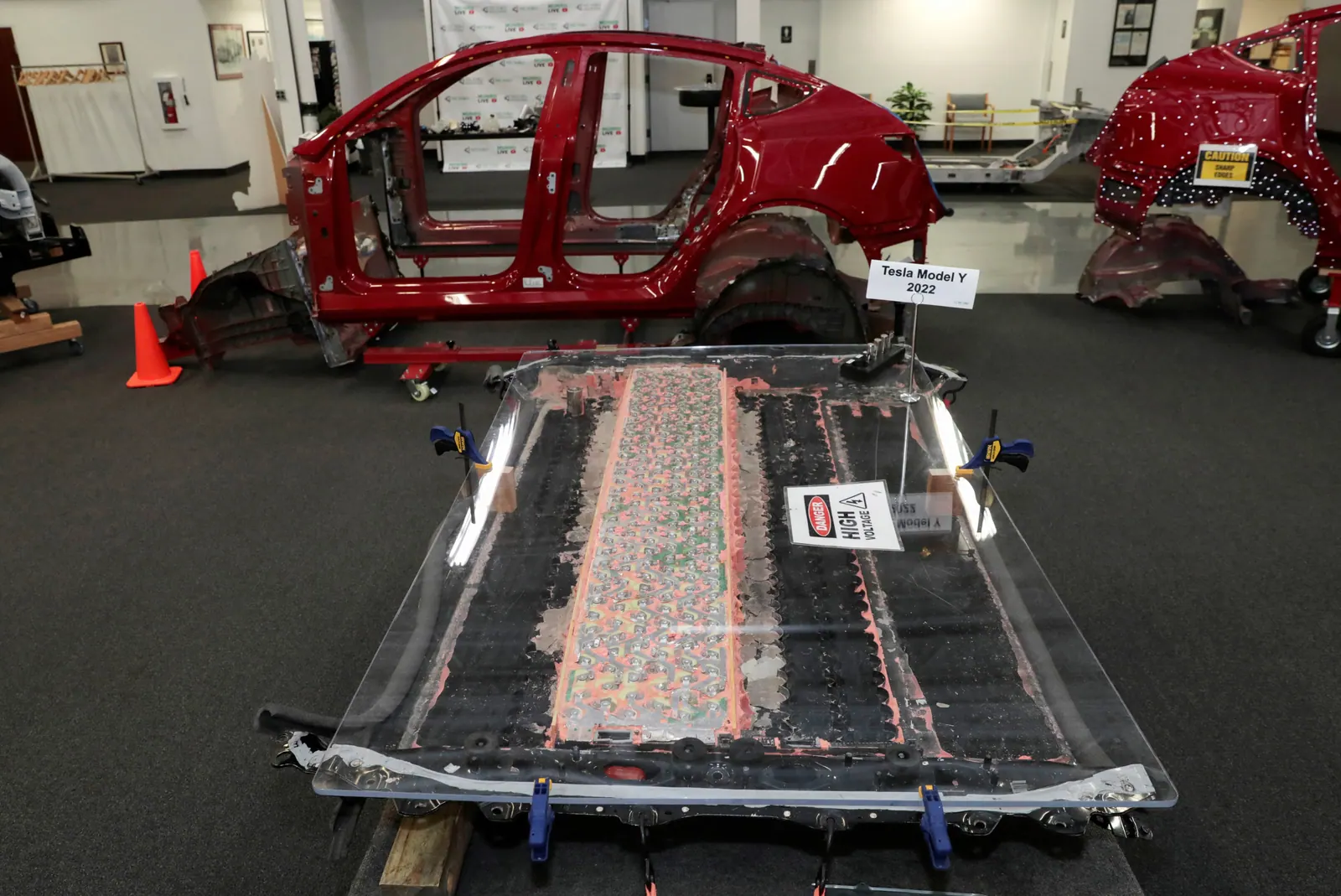 Bộ pin của Tesla Model Y được tháo khỏi khung xe, nhìn rõ hàng nghìn cell bên trong